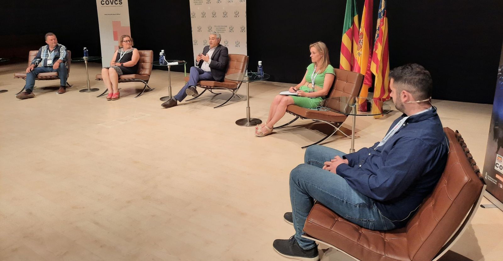 Imagen de la segunda mesa redonda, con Alejando Cano (Asociación de Bous al carrer) en primer plano; Paula Martínez Pons y Teo Sánchez (veterinarios); Isladis Falcó (teniente de alcalde de Almazora) y Germán Vidal (ganadero)