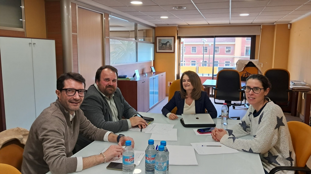 El CVCV aborda con diputados del PP la normativa del medicamento y el papel del veterinario en los bous
