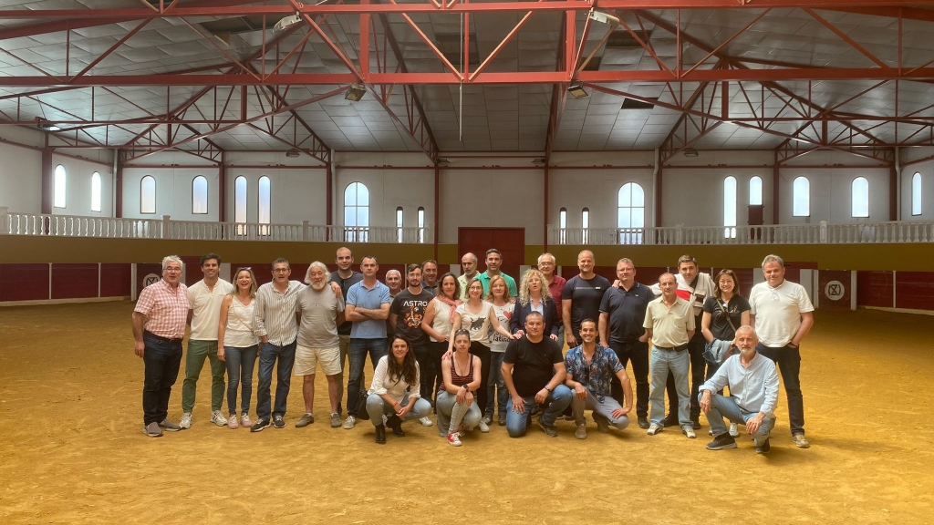 Finalizó el curso de Especialización Veterinaria en Espectáculos Taurinos Nivel Superior en Alicante
