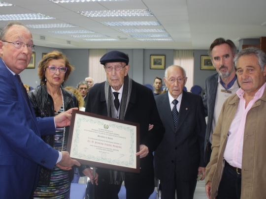 Icoval y la Asociación Nacional de Jubilados homenajean al veterinario decano de España