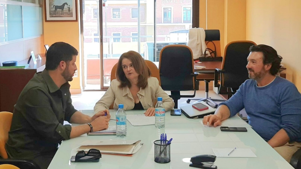 El CVCV traslada a Compromís su preocupación por la normativa sobre medicamentos veterinarios