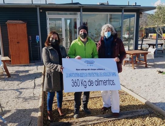 Icoval entrega los 360 kg de piensos de su ‘Ventana solidaria’ a la Protectora de Aspe