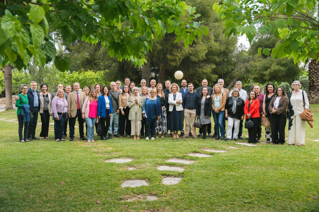 El Colegio de Veterinarios rinde homenaje a sus expresidentes y premia la excelencia en bienestar animal