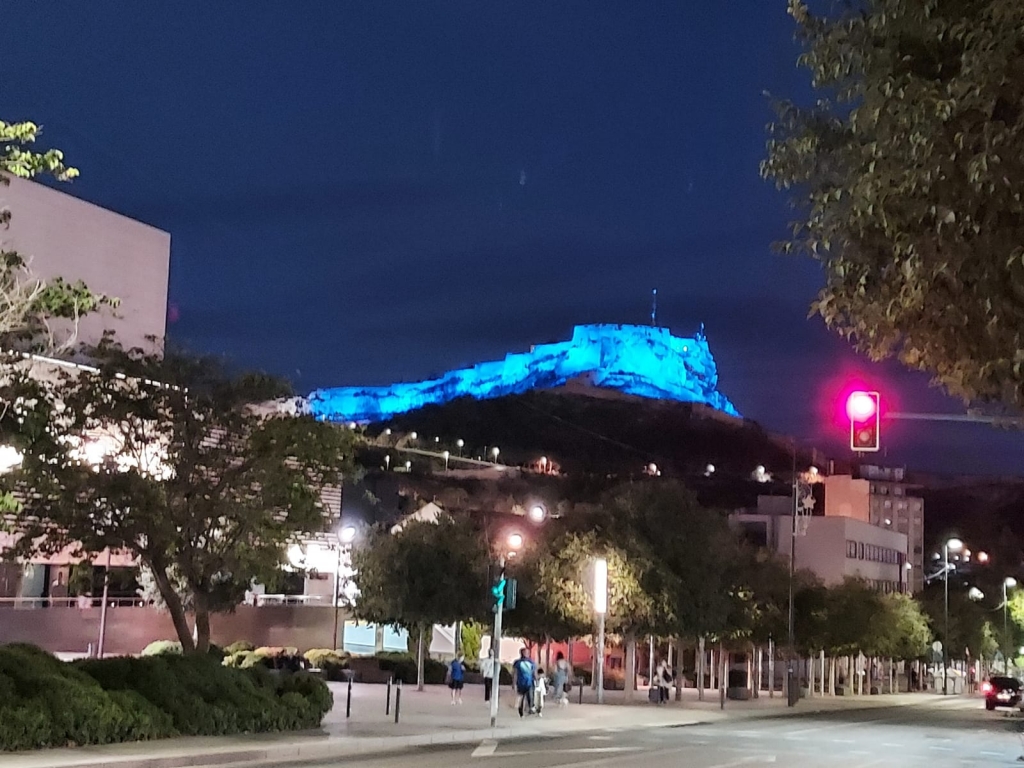 El Castillo de Santa Bárbara, iluminado por San Francisco