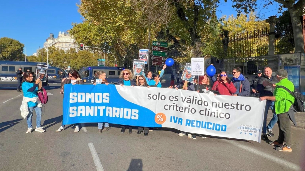 El Colegio de Veterinarios de Alicante se suma en Madrid a la gran movilización contra el Real Decreto 666/2023