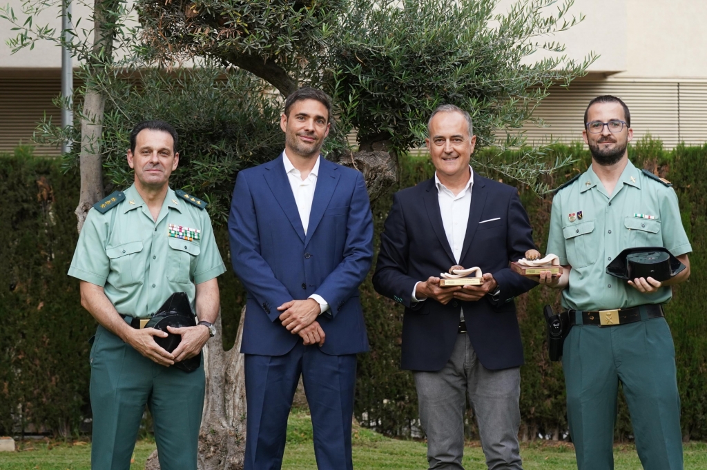 Los veterinarios de Alicante premian la labor One health del SEPRONA y al oncólogo Pachi Clemente