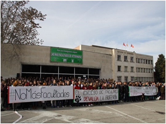Protestas contra la eclosión de facultades veterinarias