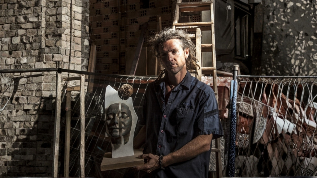 La escultura del Colegio de Veterinarios, obra de Carlos Lorenzo Hidalgo, aguarda el lugar comprometido por el Ayuntamiento de Alicante