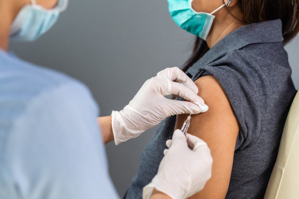 Los veterinarios valencianos reciben la vacuna de refuerzo de la Covid como personal sanitario